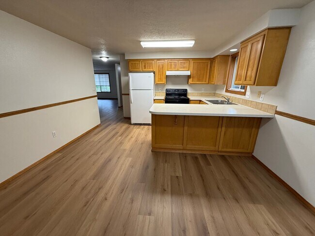 Building Photo - 3 Bedroom Single Story Home on Dead End St...