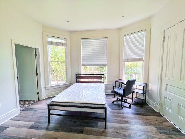 Building Photo - 1301 W 22nd St