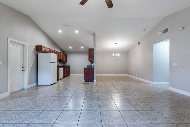 Building Photo - 1025 Staghorn St