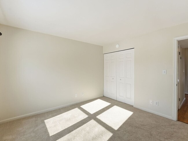 Building Photo - Perfectly situated in the highly sought-after Ponds of Centreville community!