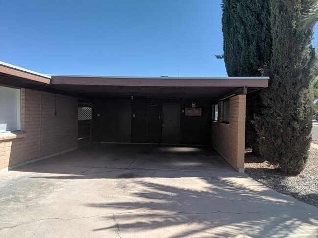 Building Photo - R424