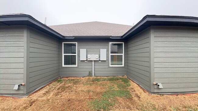 Building Photo - 3 Bedroom 2 Bath 2 Car Garage Duplex in Gr...