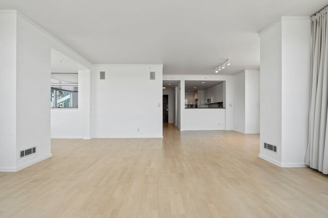 Building Photo - Light Filled 2 Bed, 2 Bath South Beach Por...