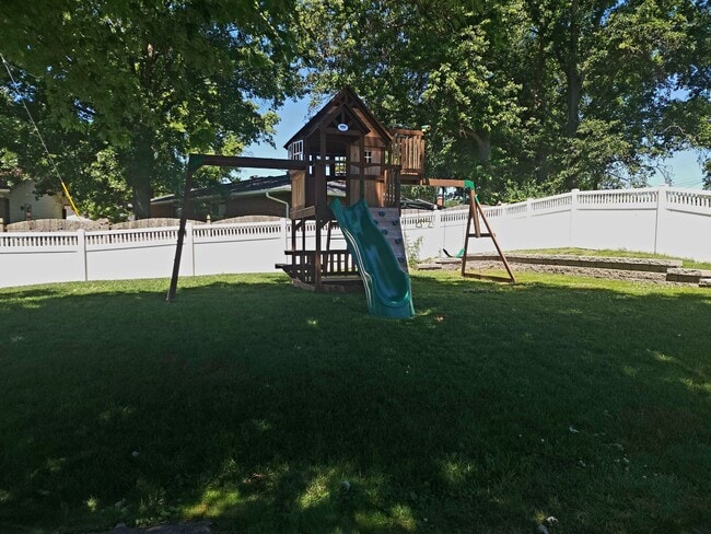 Building Photo - 3 bedroom 3 bathroom house with lots of extras