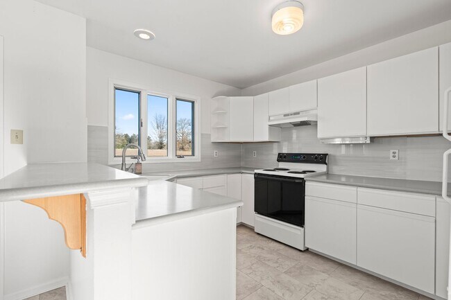 Building Photo - Beautifully Renovated Townhome in The Ridings at Brookside – Macungie