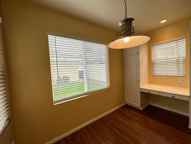 Building Photo - Beautiful & Spacious Pet-Friendly Home at ...