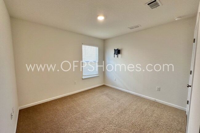 Building Photo - AVAILABLE NOW IN REDSTONE COMMONS