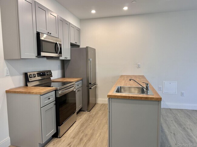 Building Photo - 362 W Merrick Rd