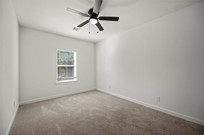 Building Photo - 1071 St Clair St