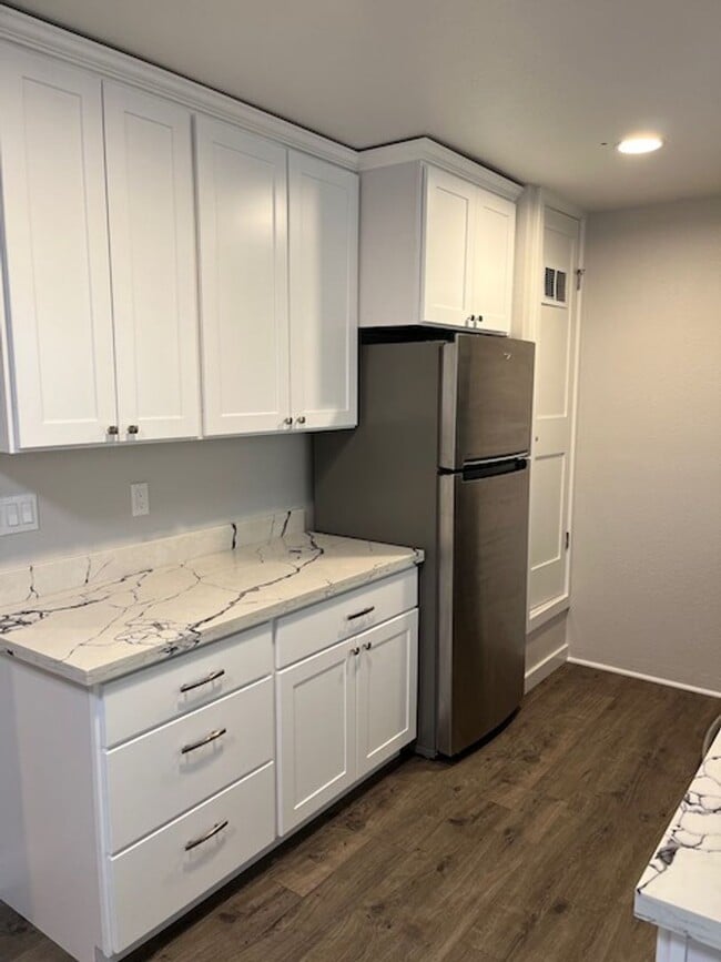 Building Photo - Nice remodeled studio in prime location