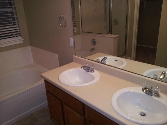 Building Photo - 204 Quail Hollow Dr