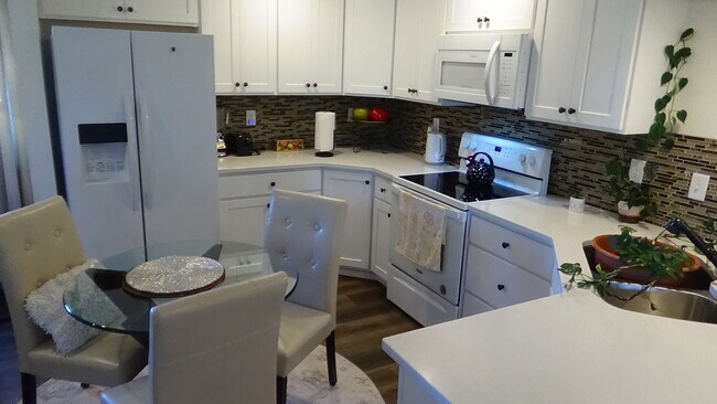 Full size kitchen - 2480 Chama Ave