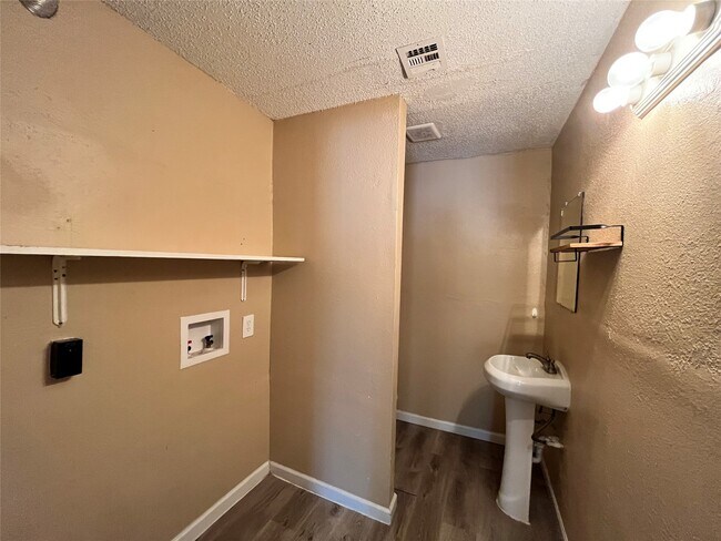 Building Photo - 10235 Algiers Rd
