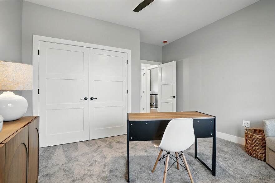 Building Photo - 933 Long Dr