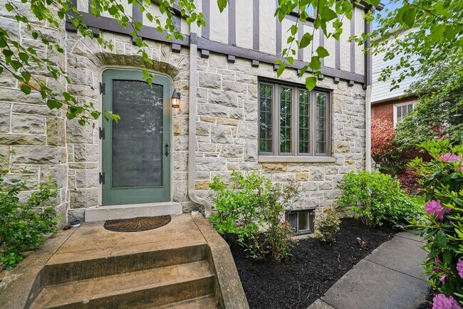 Building Photo - Charming Home - Mt. Lebanon