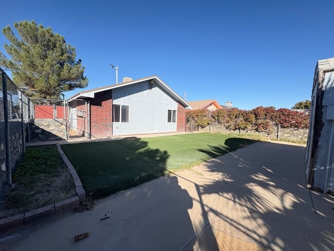 Building Photo - EASTSIDE HOME FOR RENT