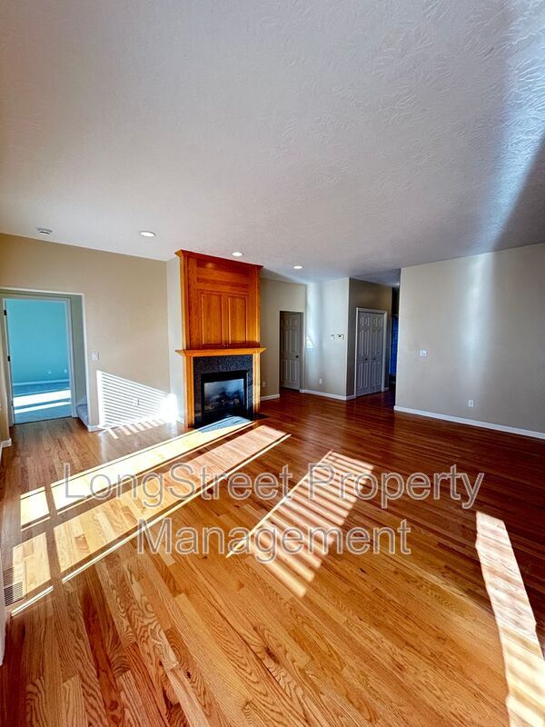 Building Photo - 852 Marilyn Dr