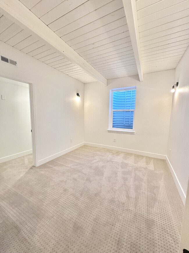 Building Photo - 4004 Blue Pine Ln