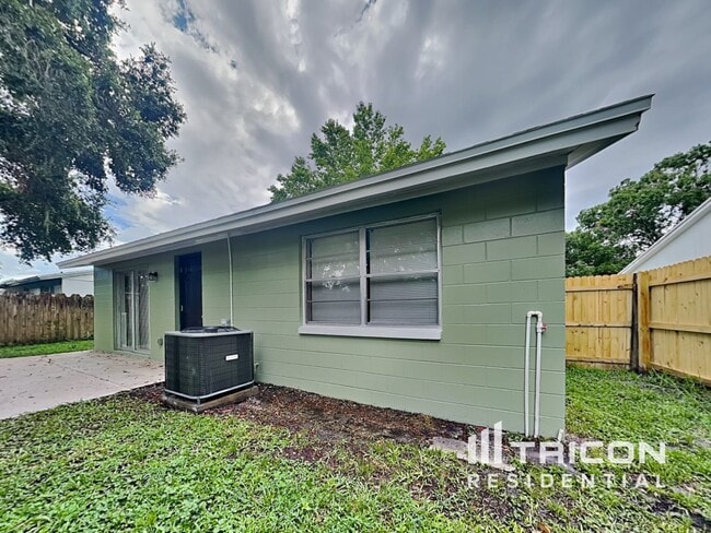 Building Photo - 16015 Splitlog Dr