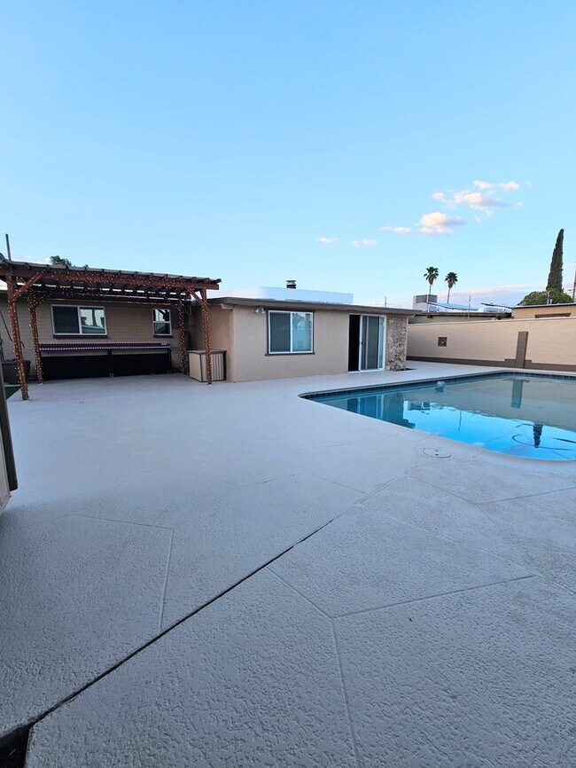 Building Photo - A charming house w/ 3 beds and 1.5 bath