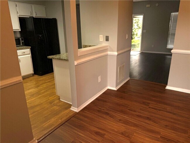 Building Photo - 805 Wedgewood Way