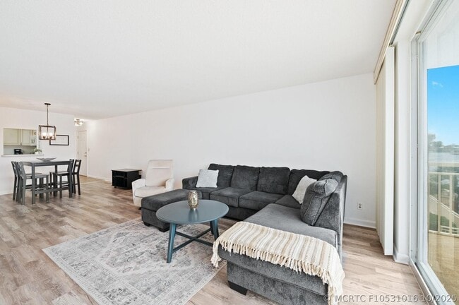 Building Photo - 1050 Hillsboro Mile