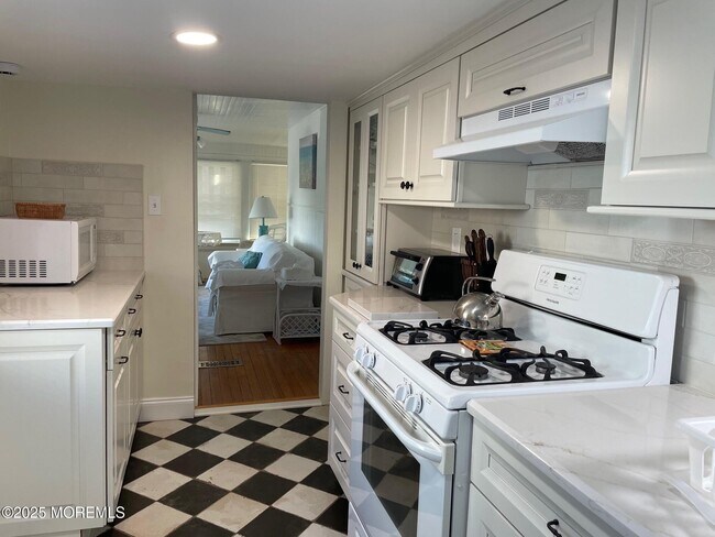 Building Photo - 7 Webb Ave