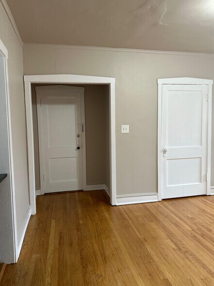 Building Photo - 4027 W Melrose St