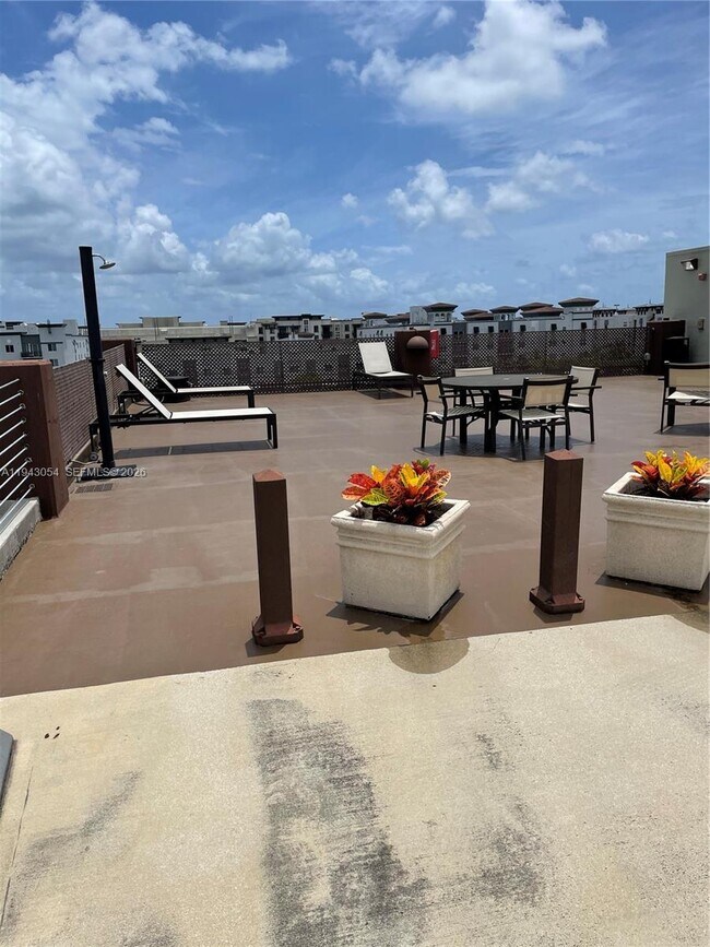 Building Photo - 533 NE 3rd Ave