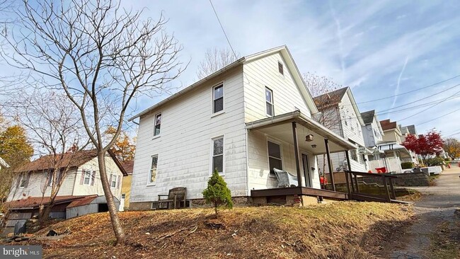 Building Photo - 6 Fern Ave