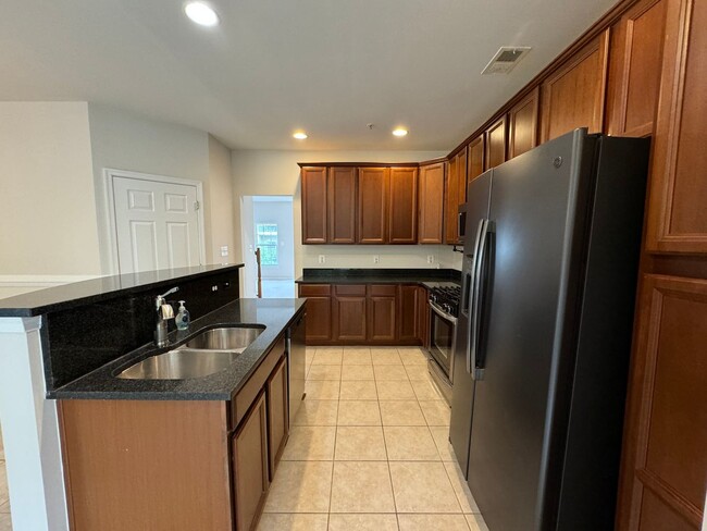Building Photo - Fantastic 3 Bed 2.5 Bath Brick Townhome In...