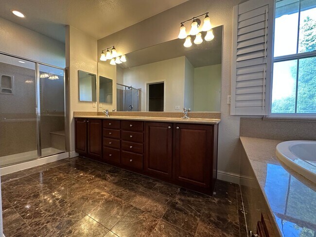 Building Photo - Beaitiful 4 Bedroom, 2.5 Bath Mountain Hou...