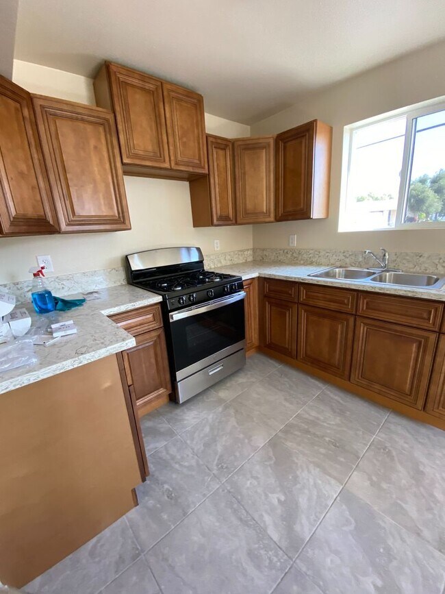 Building Photo - 574 Holt Ave