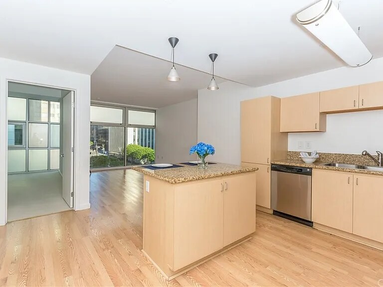 Building Photo - 630 W 6th St