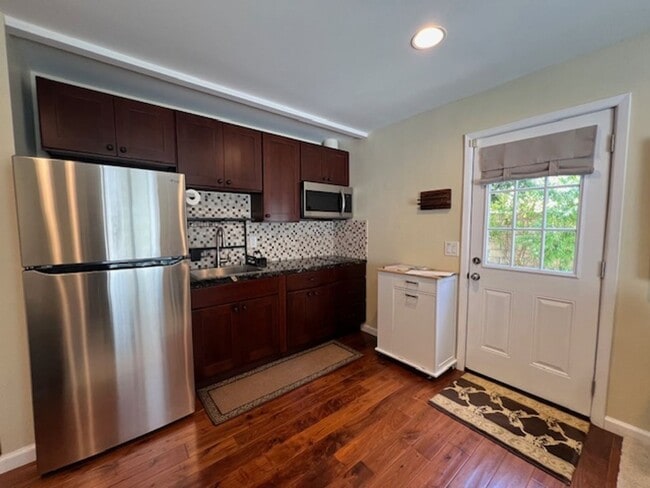 Building Photo - Partially furnished 1+1 w/all appliances +...