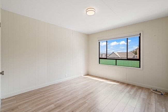 Building Photo - Cute, Comfortable and Convenient Apartment...
