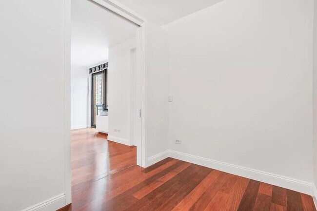 Building Photo - 3 bedroom in NEW YORK NY 10280