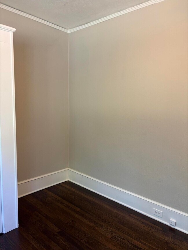 Building Photo - 41 W Charlotte Ave