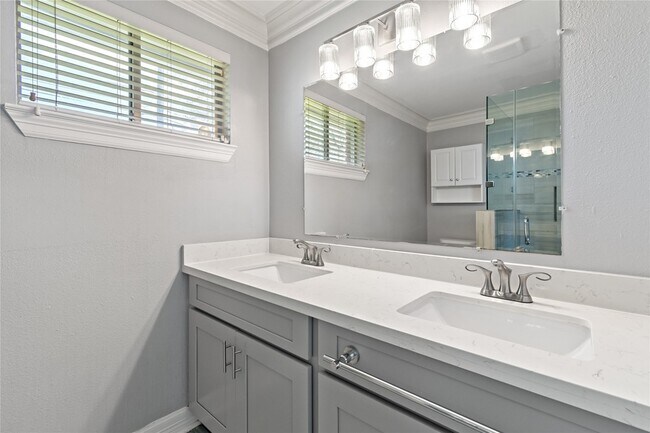 Building Photo - 5806 Ludington Dr