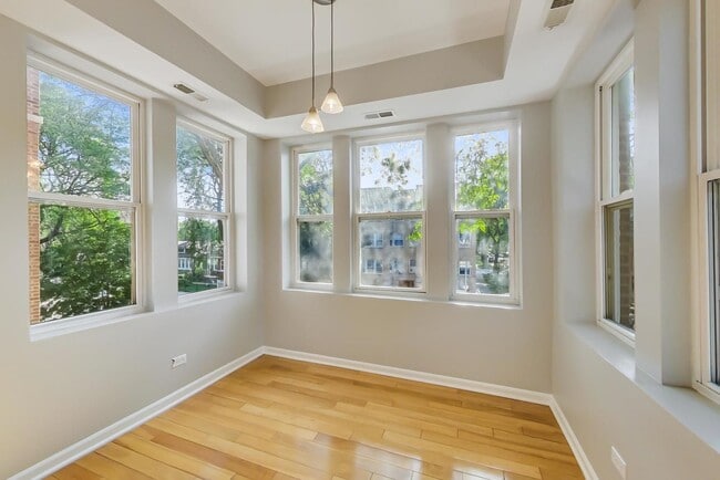 Building Photo - Gorgeous 2 Bed, Plus Sunroom/Office, 1 Bat...