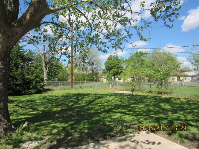 Building Photo - Pet Friendly :) SECTION 8 ACCEPTED!