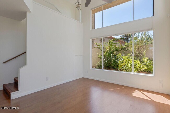 Building Photo - 4020 E Laurel Ln