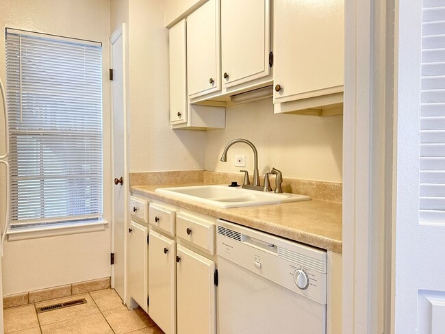 Building Photo - End-Unit Condo in Southglenn