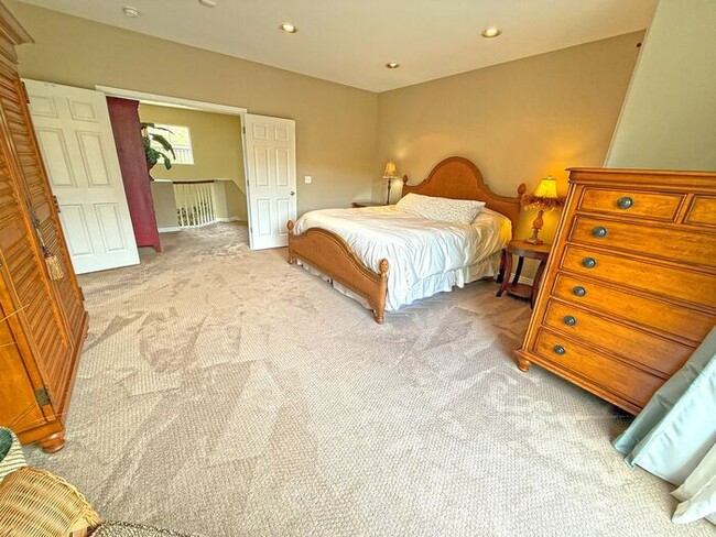 Building Photo - 5881 Capilano Dr