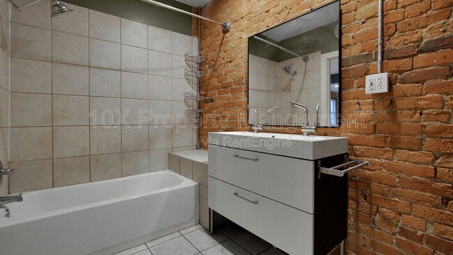 Building Photo - 978 N High St