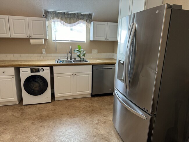 Building Photo - 3476 La Mirada Dr