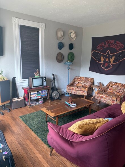 Living room - 2580 Deming Ave