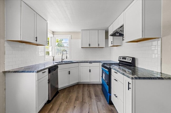 Building Photo - Charming 3 Bedroom, 2 Bathroom Home for Re...