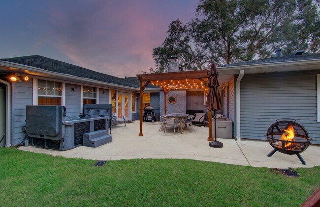 Building Photo - 11102 Hillcroft St