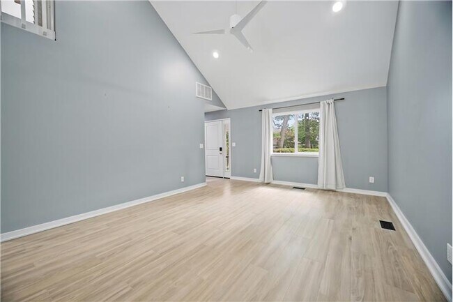 Building Photo - 1044 Commodore Dr